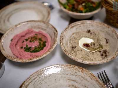 ...il muhammara (crema a base di peperoni) e l�hummus (crema di ceci)